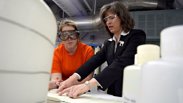 Luanne Tilstra working with a female student in the lab