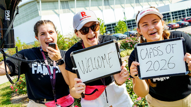 A group of Rose-Hulman students hold up signs welcoming incoming first-year students.