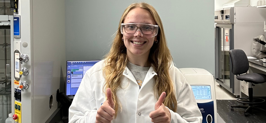 Ellie Nolte gives two thumbs up in her lab.